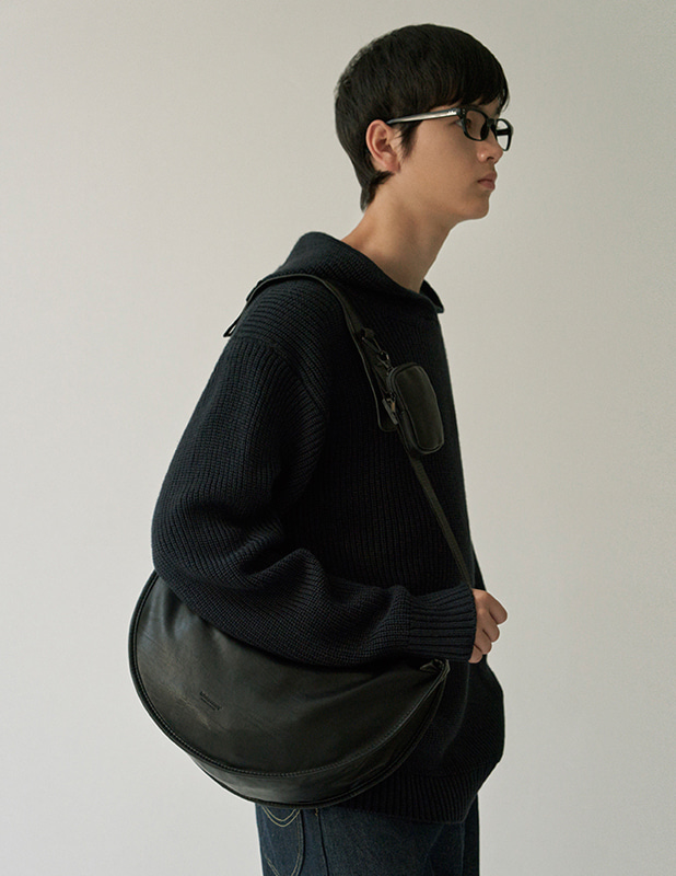 Buffing Leather Moon Sling Bag_Black